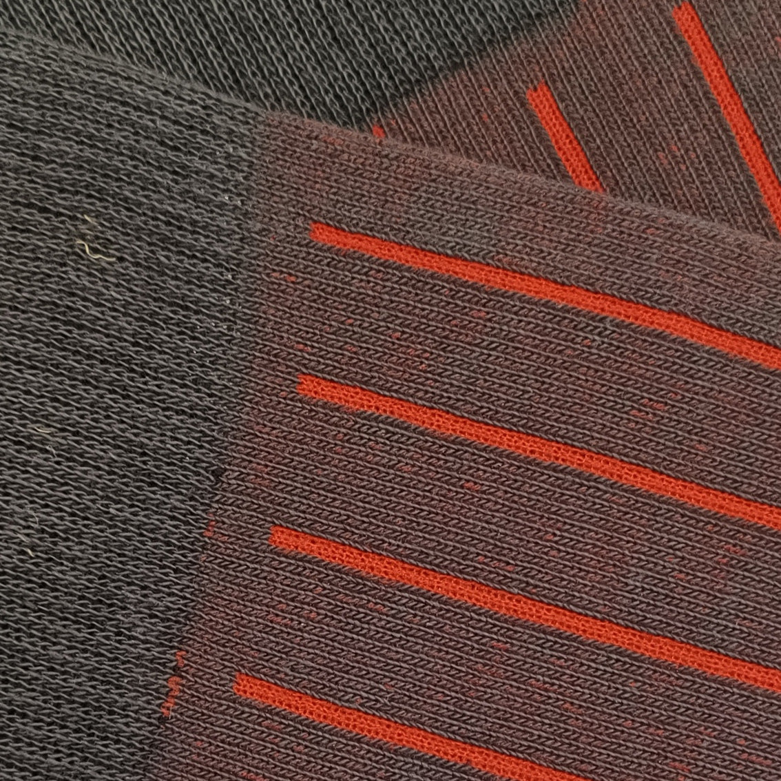 DETALLE RAYA VERTICAL ANTRACITA ROJO