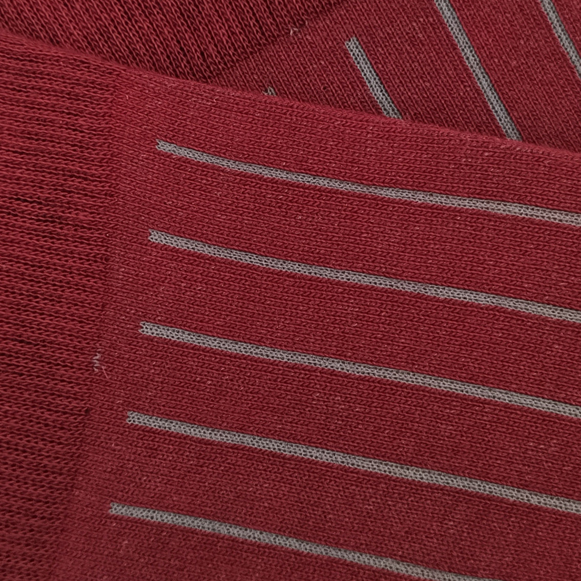 DETALLE RAYA VERTICAL BURDEOS GRIS