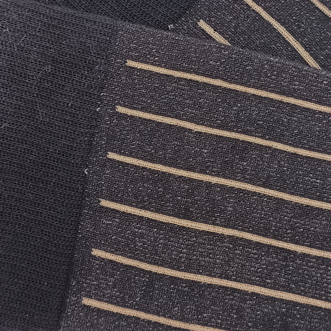 DETALLE RAYA VERTICAL NEGRO CAMEL