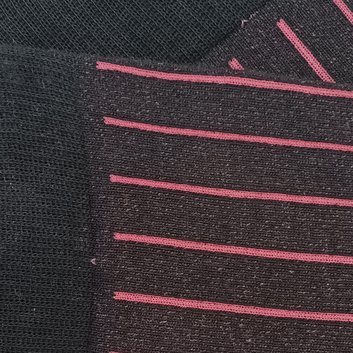 DETALLE RAYA VERTICAL NEGRO FUCSIA