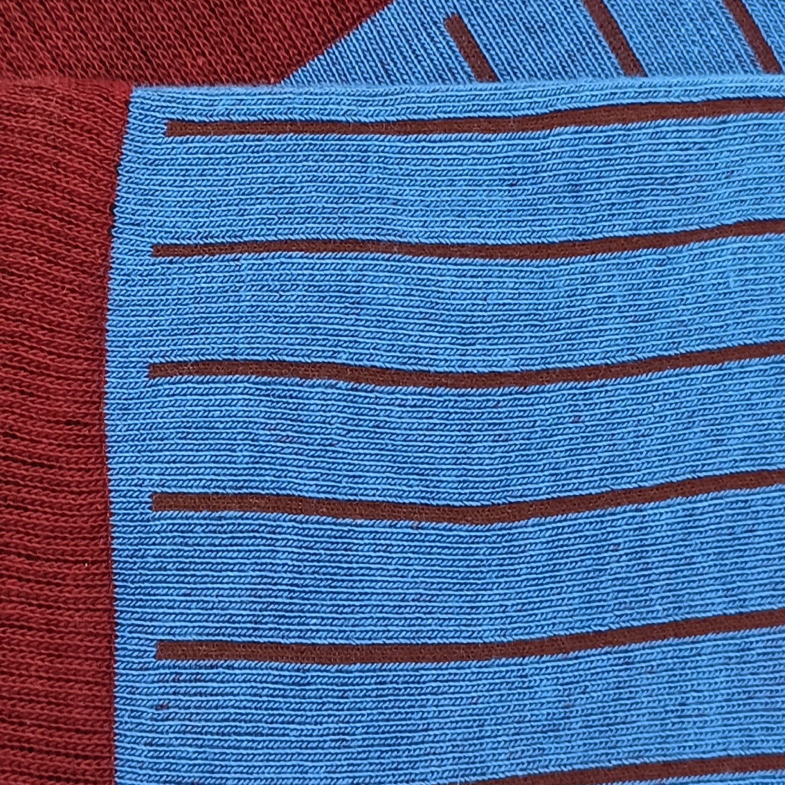 DETALLE RAYA VERTICAL STEWARD BURDEOS