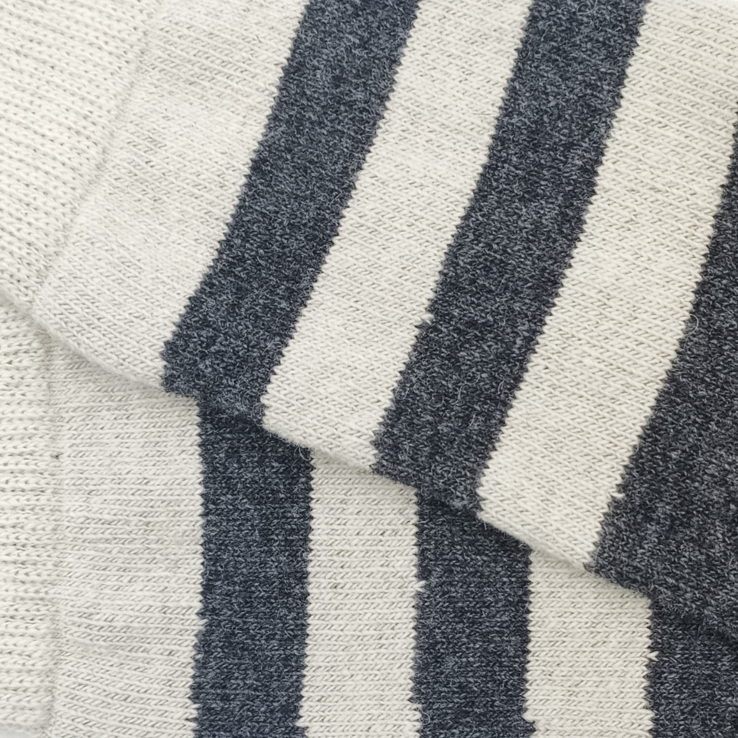 LANA-LISO-RAYAS-GRIS OSCURO-OPTICO-DETALLE