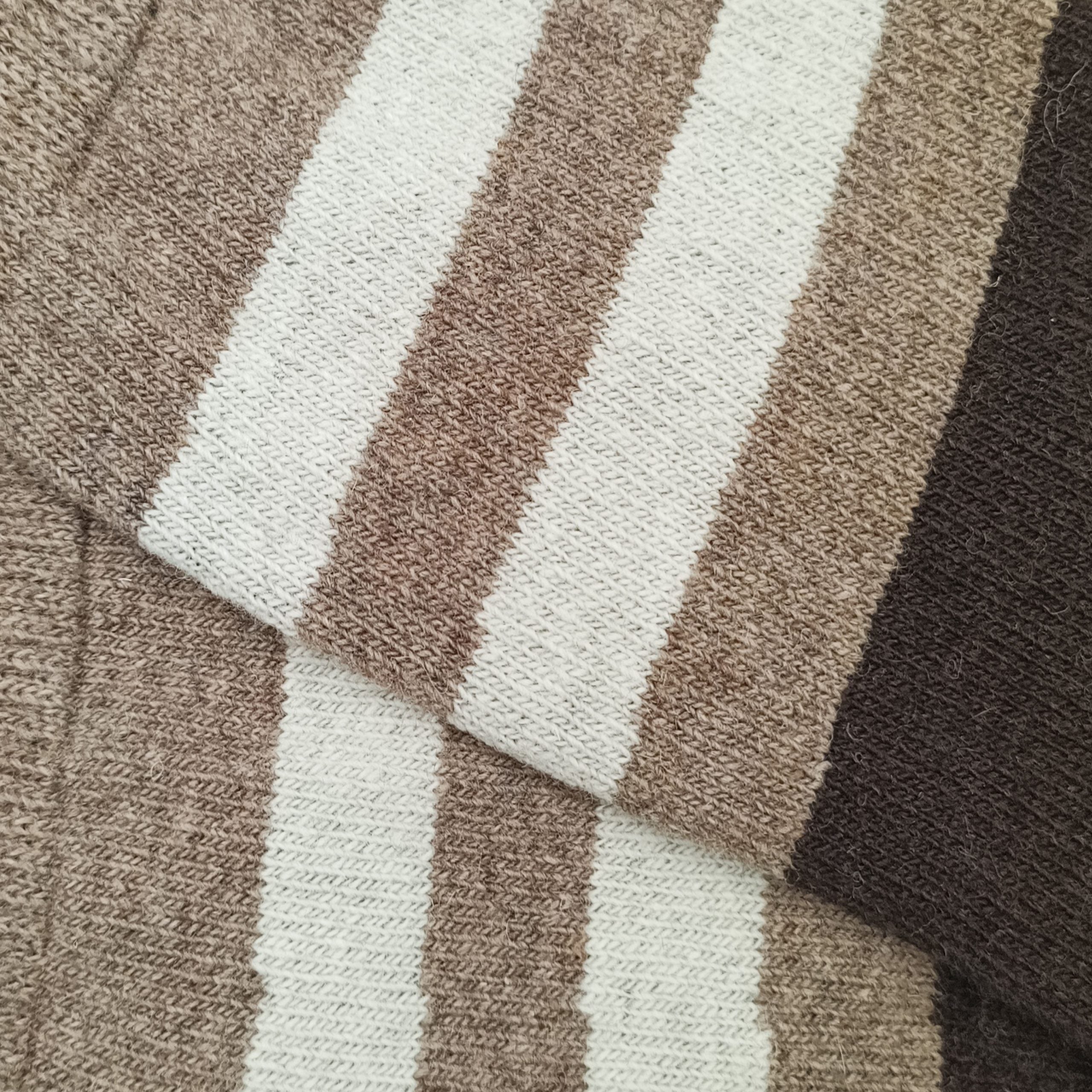 LANA-LISO-RAYAS-MARRON-OPTICO-BEIGE-DETALLE