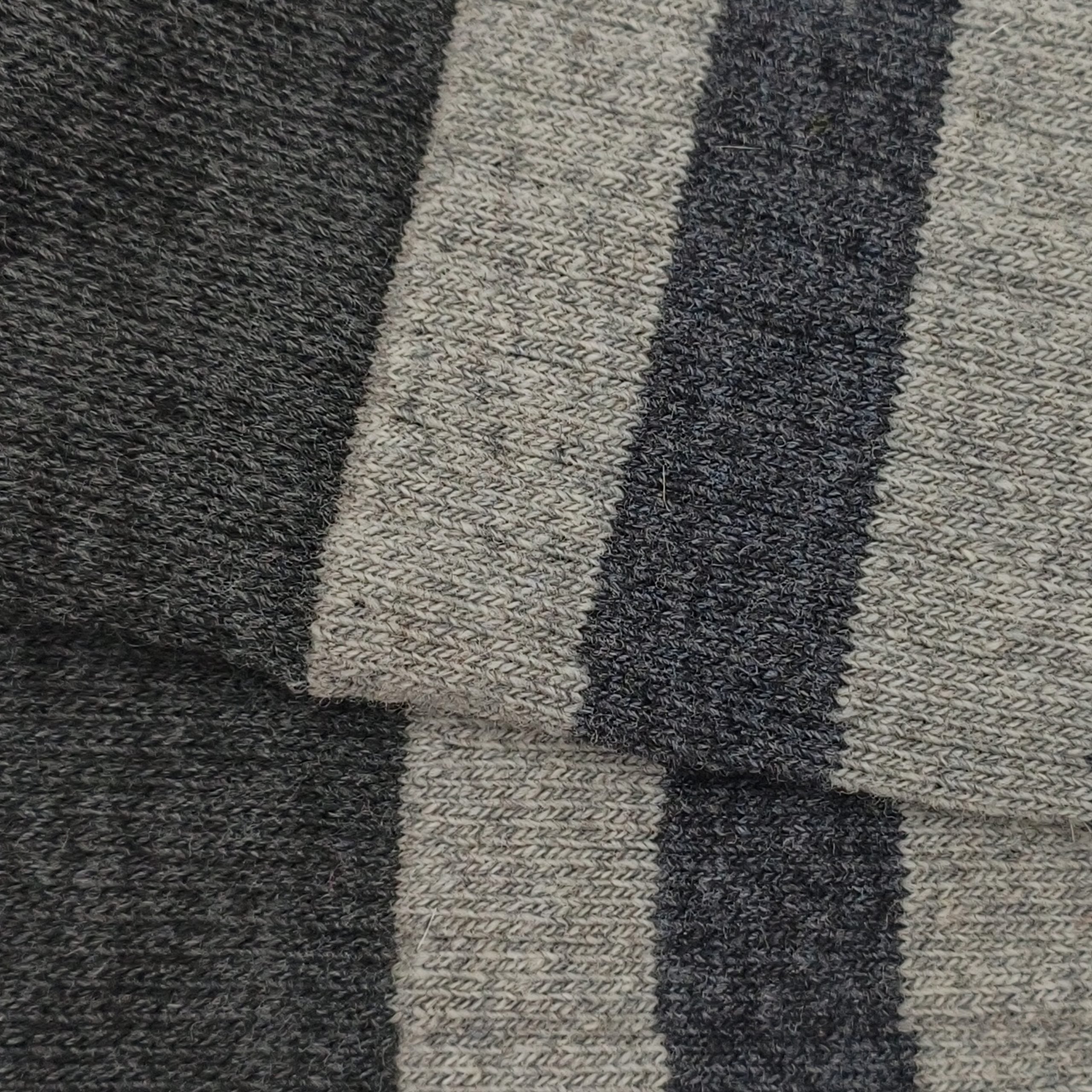 LANA-RAYAS-AZUL-GRIS CLARO-GRIS OSCURO-DETALLE