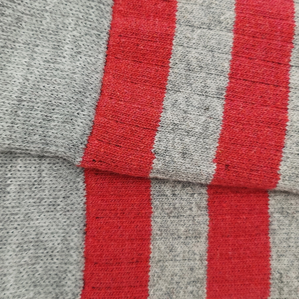 LANA-RAYAS-CORAL-GRIS CLARO-DETALLE